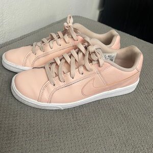 Women’s Nike court royale